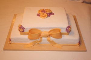 tarta boda cuadrada dos pisos flores y lazo 1